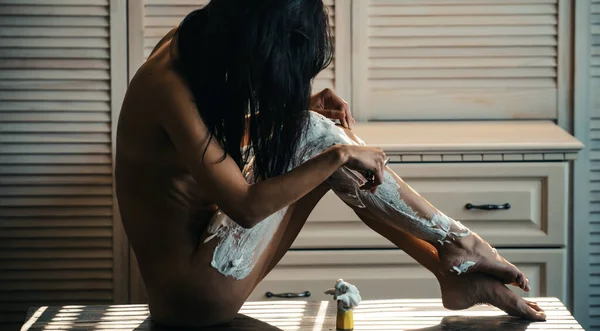 Taking Care Her Legs Sexi Woman Removing Leg Hair Razor — Stock Photo, Image