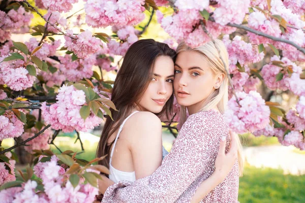 Dos Jóvenes Sensuales Mujeres Sexy Relajarse Flores Sakura — Foto de Stock