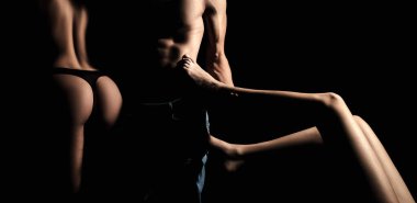 Çok eşlilik kavramı. Siyah arka planda güzel kız arkadaşları olan maço. Aşk üçgeni. İhanet ve sadakatsizlik.