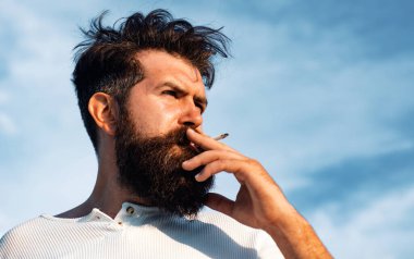 Seksi bir adamın portresi. Erkek modası konsepti. Yakışıklı, sıradan bir adam.