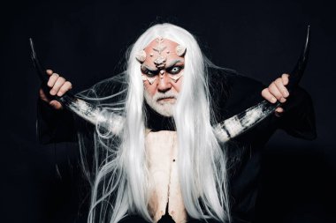 Kafasında kanlı boynuzları olan bir şeytan. Şeytan kafası siyaha izole edilmiş. Boğa kafalı bir adam. Ejderha derisi ve gri sakallı bir uzaylı. Eski simya. Boynuzlu kafalı bir Viking. Beyaz gözlü vampir adam.