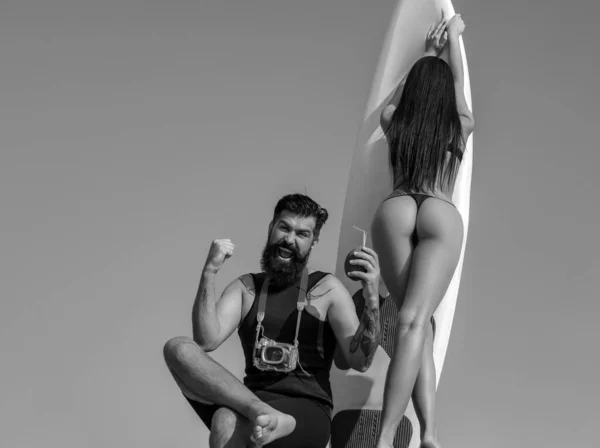 Zomervakantie Sexy Vrouw Bikini Summertime Concept Sexy Man Badpak Surfplank — Stockfoto