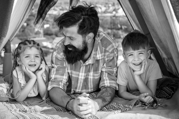 Baba Tatlı Kızı Oğluyla Iyi Eğlenceler Mutlu Aile Birlikte Olmaktan — Stok fotoğraf
