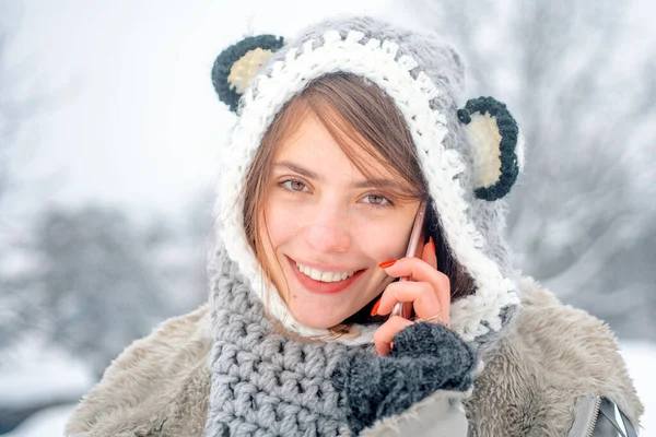雪の冬の女性の若い女性の肖像画 幸せな女の子冬の肖像画 顔を閉じます ソーシャルメディア — ストック写真