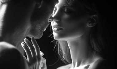 Birbirine aşık güzel bir çiftin portresi. Genç şehvetli kız arkadaşı, erkek arkadaşından tutkulu bir öpücük aldığı için mutlu. Yakışıklı adam kadınını kucaklıyor ve öpüyor. Romantik gece buluşması.