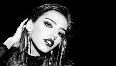 Güzel yüzlü bir mankenin portresi. Beyaz tenli, güzel bir kadının güzel yüzü. Kozmetoloji