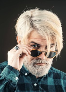 Sakallı ve son moda saç stili olan yakışıklı bir erkek.