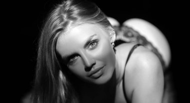 Çekici bir kadının portresi. Stüdyonun karanlık arka planında izole edilmiş güzel bir kızın dramatik ve şehvetli portresi. Şehvetli kız.