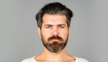 İnsanlar duygu konseptini ifade eder. Ciddi bir adamın portresi.