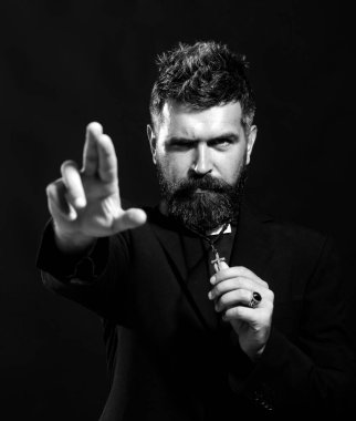 Keşişin dualı portresi. Rahip duası. Kendinden emin bir ifadeyle kıdemli din adamı. İzole edilmiş