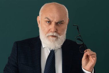 Profesör ya da ciddi bir öğretmen. Ders sırasında kurusıkı tahtada yaşlı bir öğretmen, üniversitede öğretmenlik yapıyor. Düşünsene.