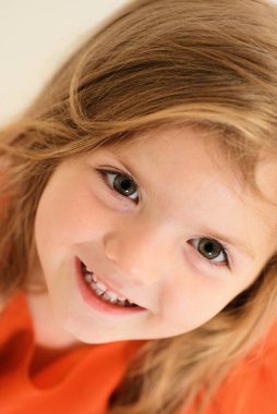 Gülümseyen kızın yakın plan portresi. Mutlu çocuk portresi