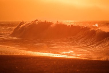 Okyanus ya da deniz dalgaları. Sahilde gün doğumu, cennet konsepti. Seyahat geçmişi. Gün batımı manzarası. Okyanus ya da deniz dalgaları