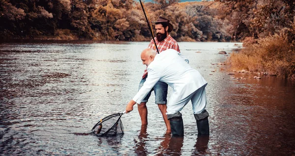 Рыбалка Выходным Настоящее Счастье Красивый Мужчина Отец Расслабляются Человек Рыбак — стоковое фото