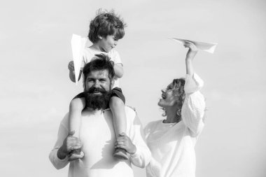 Hayal kurma özgürlüğü. Oyuncak uçakla oynayan neşeli çocuk. Gökyüzüne karşı. Bahar geldi. Baba oğlunu omuzlarında taşıyor.