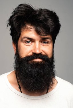 Gülümseyen sakallı adam. Sakallı adamın portresi.