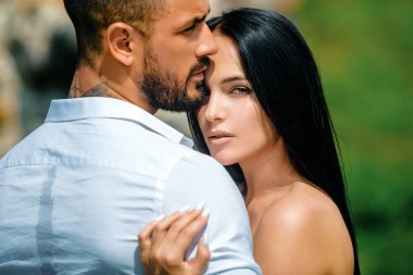 Zevkin tadını çıkarıyorum. Ben de seni seviyorum. Tatmin olmuş sevgili ve sevgili romantik anın tadını çıkarıyor. Romantik ve aşk dolu. Duygusal çift samimiyetten zevk alıyor.