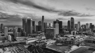 Los Angeles şehir merkezi silueti. Kaliforniya temalı Los Angeles arka planlı, panoramik manzaralı. Los Angels Şehri, şehir merkezi. İHA 'lı üst hava manzaralı.