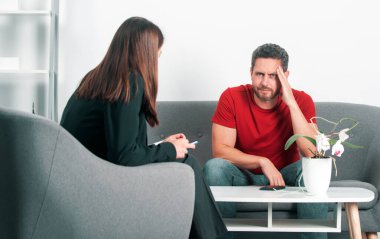 Sosyal hizmet psikoloğu adamla konuşuyor. Depresyon danışmanı. Bunalımlı orta yaşlı adam sorunu terapisi