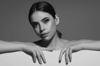 Mesajın burada. Boş tahtası olan kadın. Reklam iletisi