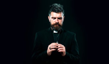 Keşişin dualı portresi. Dua edip dua edin. Kendinden emin bir ifadeyle kıdemli din adamı. İzole edilmiş