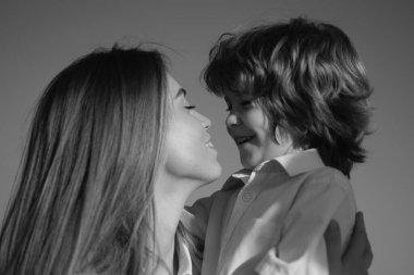 Anneler Günü konsepti. Çocuk evlat, anneye sarıl. Anne ve çocuk gülümsüyor ve sarılıyorlar. Aile tatili ve birliktelik