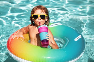 Yaz tatili. Yaz çocuk hafta sonu. Havuzdaki çocuk. Aquapark 'taki çocuk. Şişme lastik çemberdeki komik çocuk.