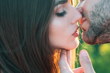 Sevgi. Sevgililer Günün kutlu olsun. Aşk günü. Sevgililer Günü konsepti. Aziz Valentine. Güzel kız ve onun yakışıklı erkek arkadaşı öpüşüyor.