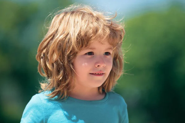 Blízko Atraktivní Dětská Tvář Koncept Dětských Emocí Portrét Mladého Usměvavého — Stock fotografie