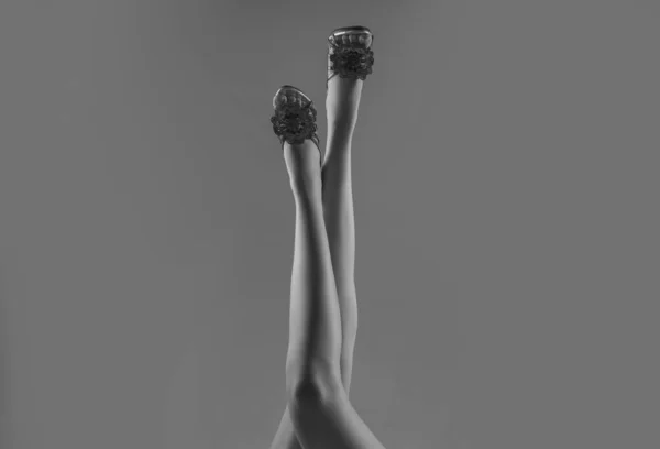 Femeie Picioare Subțiri Sexy Fată Seducătoare Pantofi Vogă Modă — Fotografie, imagine de stoc