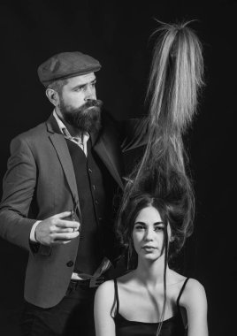 Uzun saçlı. Moda kesimi. Kuaför, güzellik salonu. Sağlıklı Saçlı Güzel Manken Kız