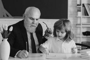 Öğretmen öğrenmeye yardım eder. Öğrenci sınıfında. Eğitim konsepti. Okul öğrenme konsepti. Erkek ilkokulu