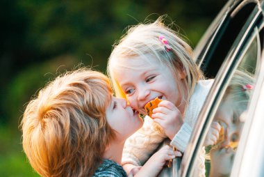 Sevgililer Günün kutlu olsun. Sevgililer Günü tebrik kartı. Komik çocuklar öpüşür. Sevgililer Günü 'nün Gerçek Tarihi