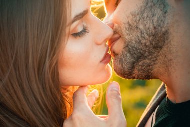 Sevgililer Günün kutlu olsun. Güzel çift öpüşüyor. 14 Şubat. Sevgililer Günü Kartları