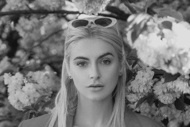 Seksi genç bayanın bir özelliği. Bahar kızlarının gülen yüzü.