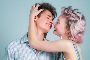 Sevgililer Günü kutlaması. Sevgililer günü - ilişkiler ve insanlar konsepti. Bir günlüğüne aşığız