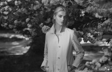 Çiçek açan bahar kızları. Parktaki sevimli genç bayan. Pankart veya web sitesi başlığı için bahar tasarımı, kopyalama alanı