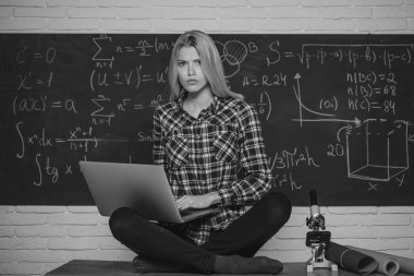 Onun bilginden emin. Kampüsteki üniversite öğrencisinin portresi. Sınav için hazır genç bir kız öğrenci. Stresli ve depresif bir bayan öğrenci.