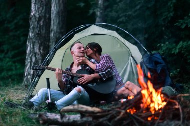 Sevgililer Günü 'nü kutlayan çift. Güzel kız ve onun yakışıklı erkek arkadaşı öpüşüyor. Güzel genç bir çift yüz yüze otururken gülümsüyor.