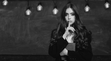 Sevimli kız öğrenci tahtada problem çözme pozu. Dating. Genç okulu. Tahta ya ndaki sarışın kadın