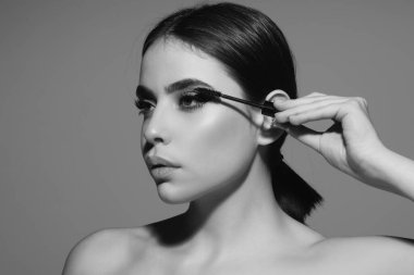 Black Mascara sürüyorum. Kirpikli kadın. Mükemmel makyaj. Güzellik ve Kozmetik