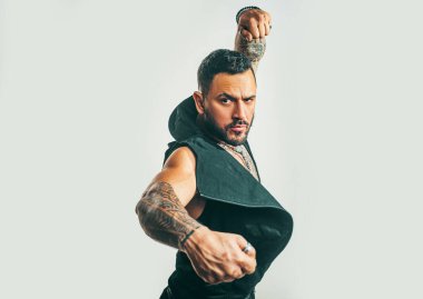 Modaya uygun yakışıklı adam kameraya bak, modacı adam.