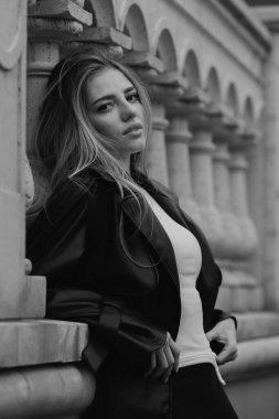 Avrupa 'nın yaz şehrinde güzel bir kadın model. Sokakta poz veren modaya uygun bir kadın. Dışarıda moda kıyafetli çekici bir kadın var.