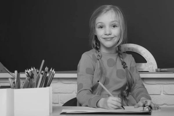 Schulmädchen Macht Hausaufgaben Bildung Und Studium Fernunterricht Für Kinder Hausaufgabenbetreuung — Stockfoto