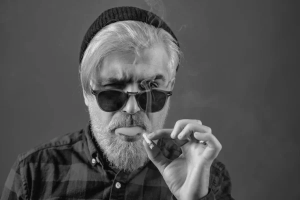 Человек Курит Сексуальный Роскошный Стильный Мужчина Крупный План Молодого Бородатого — стоковое фото
