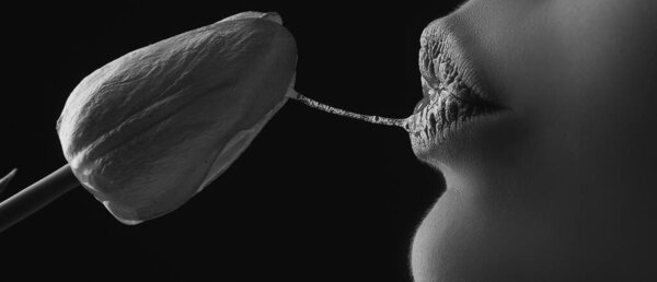 сексуальная женщина рот и цветы. оральный секс, оргазм, минет, лизывание цветов. губы девушки с тюльпанами.