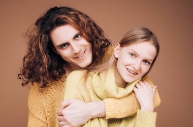 Nazik romantik çift tüm sevgililerin gününü kutlar. Neşeli bir çift. Sevgililer Günü 'nü kutlarken sarılıp eğlenmek.