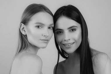 Gülümseyen doğal güzellik lezbiyen bir çift sevgili ilişkileri var.