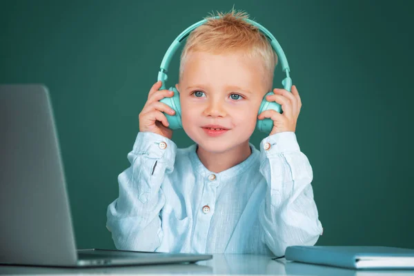 Chytrý Školák Roztomilý Žák Nosí Sluchátka Notebooku Poslyš Audio Lekce — Stock fotografie