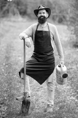 Çiftçi bahar doğasını sever ve bitkileriyle ilgilenir. Bahçıvan. Köy hayatı. Çiftçilik ve tarım